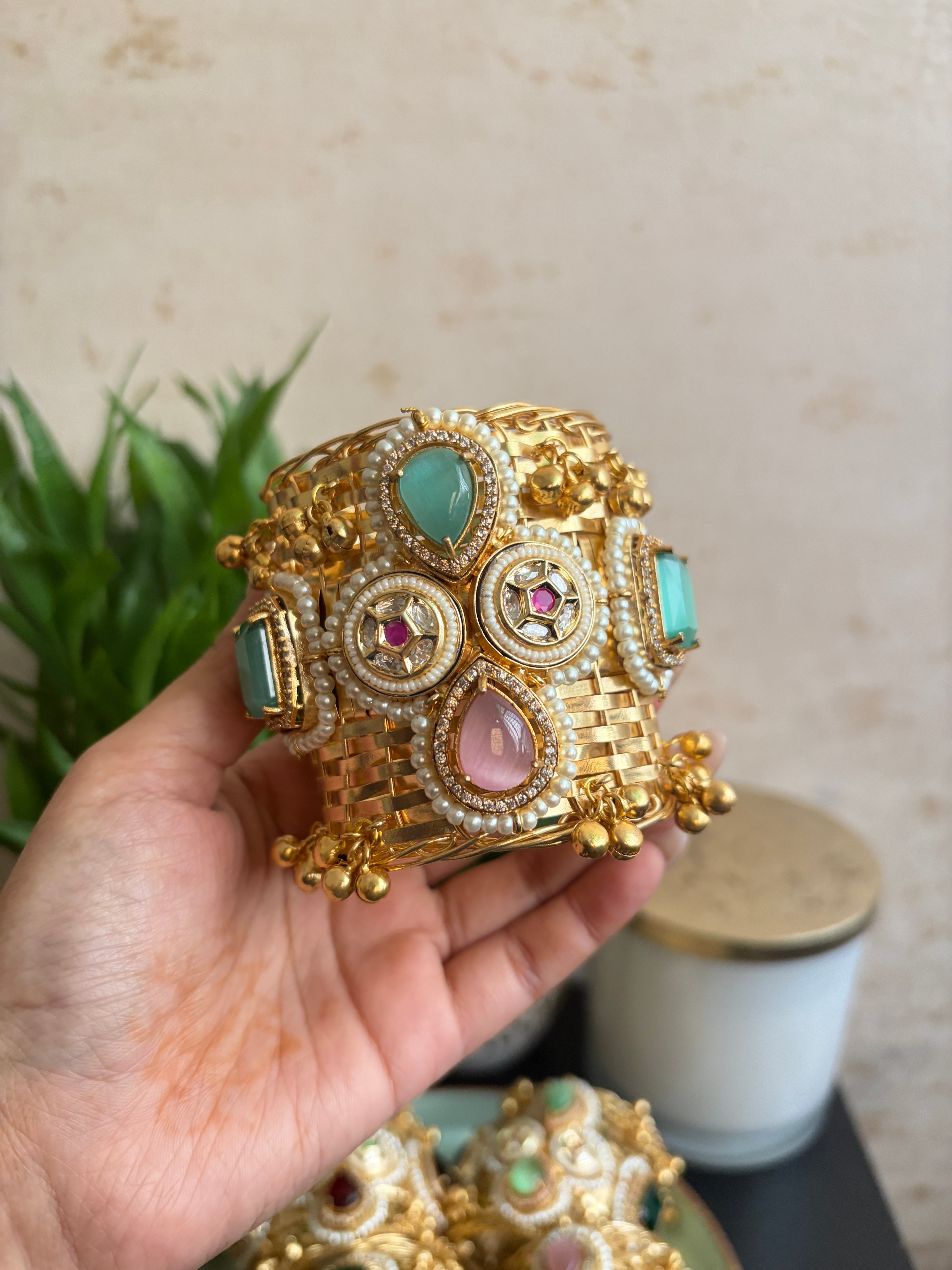 MOHITA 2.0 handcuffs